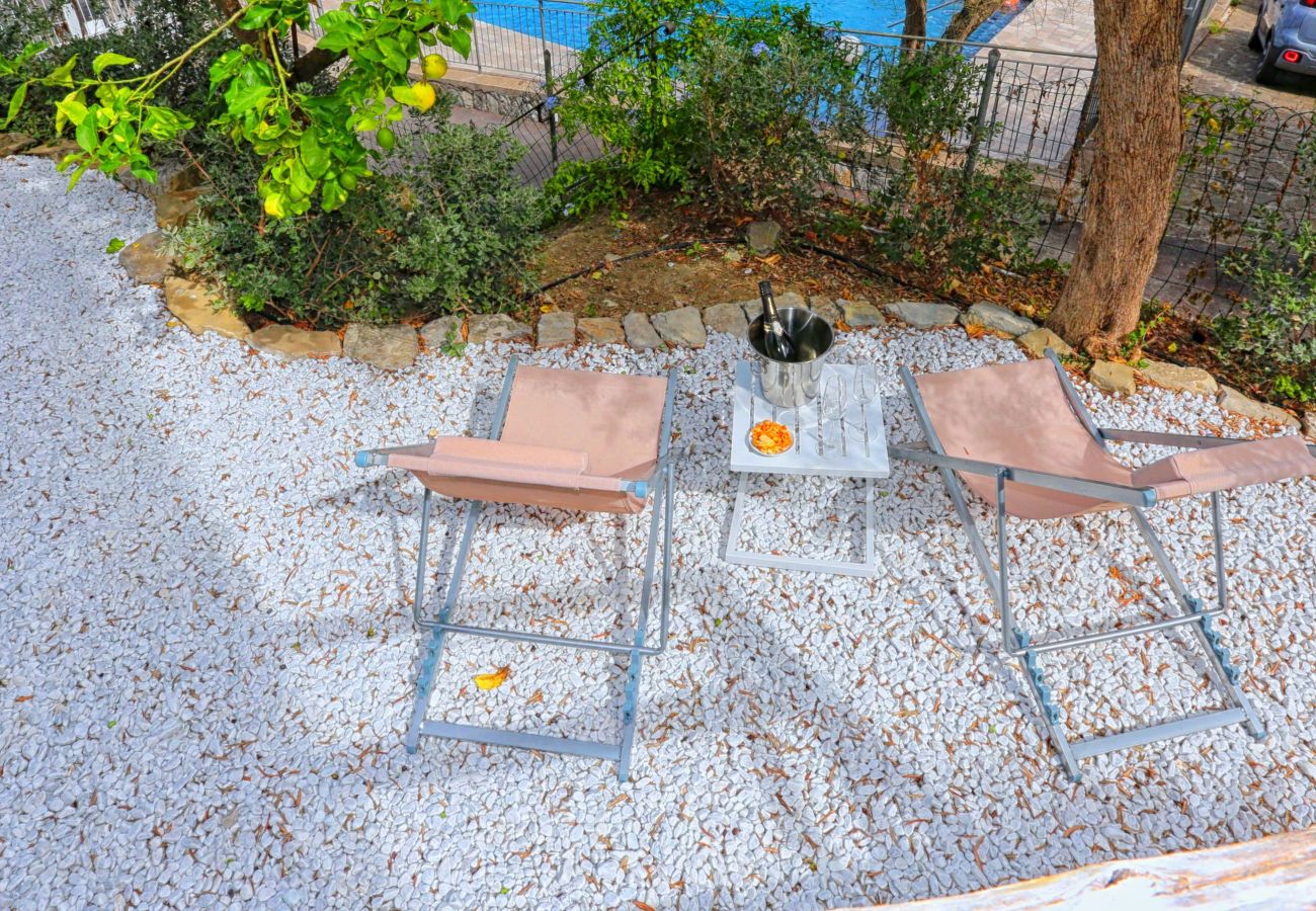 Villa a Sorrento - AMORE RENTALS - Villa Tittina con Vista Mare e Parcheggio