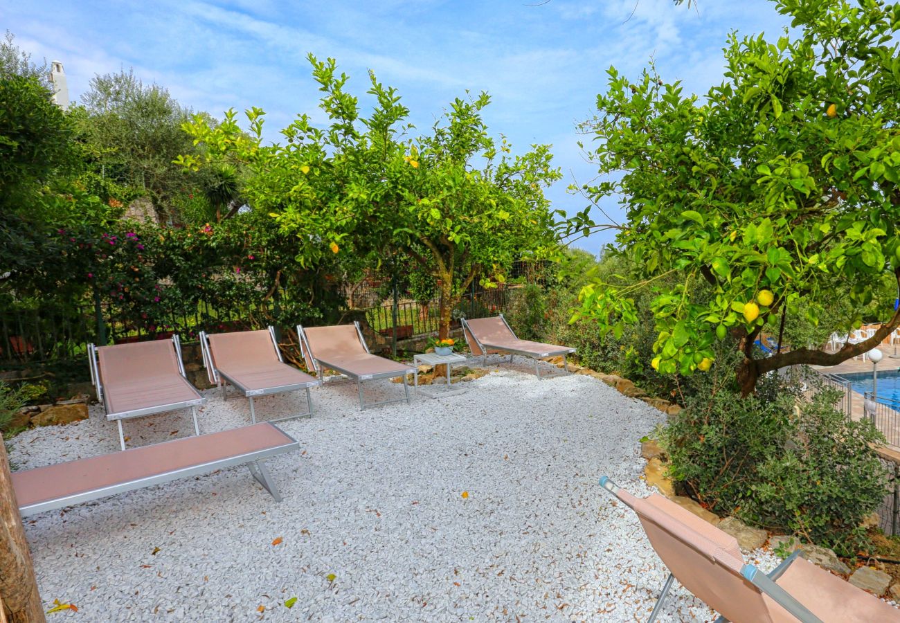 Villa a Sorrento - AMORE RENTALS - Villa Tittina con Vista Mare e Parcheggio