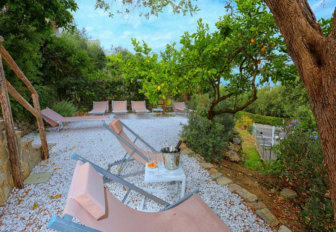 Villa a Sorrento - AMORE RENTALS - Villa Tittina con Vista Mare e Parcheggio