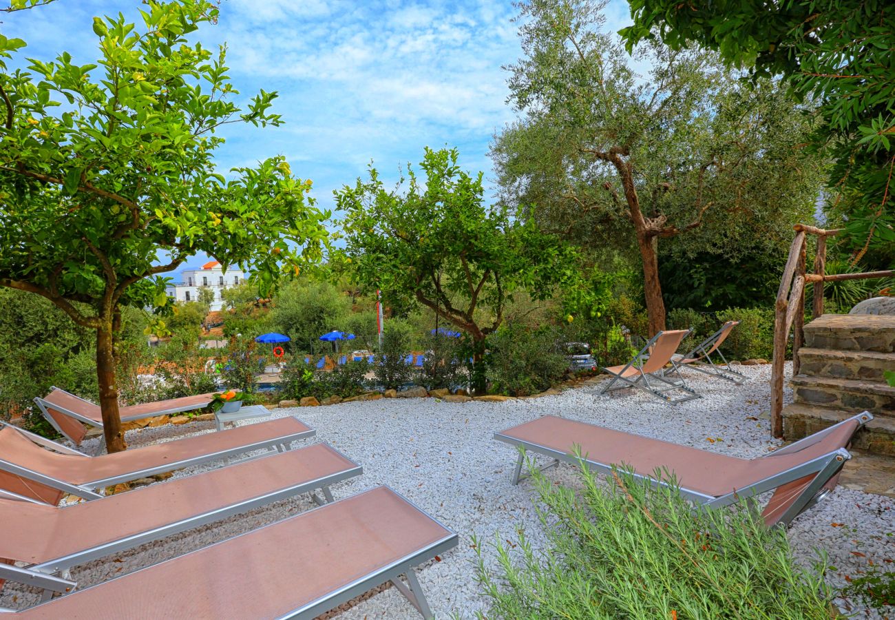 Villa a Sorrento - AMORE RENTALS - Villa Tittina con Vista Mare e Parcheggio