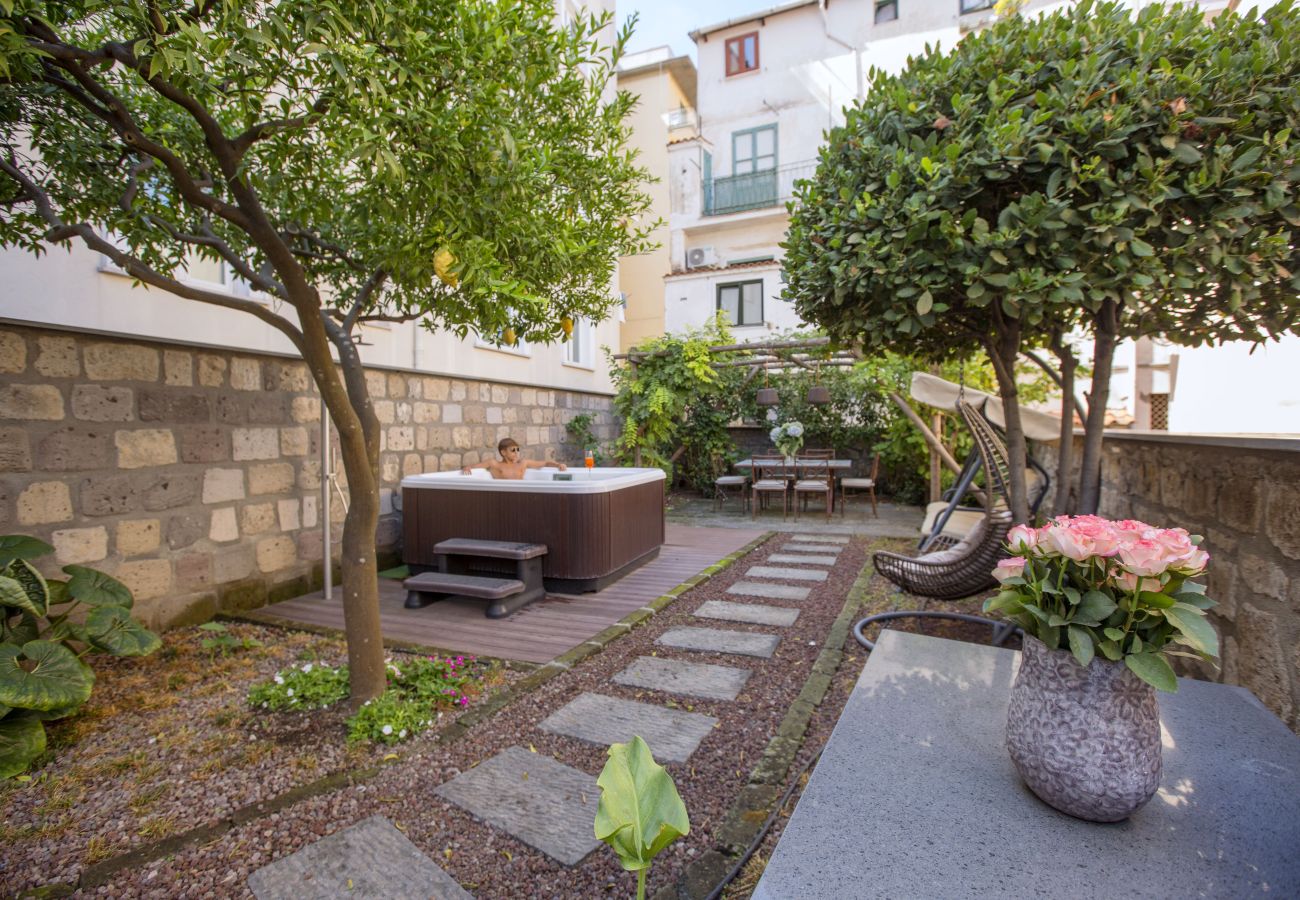 Appartamento a Sorrento - AMORE RENTALS - Appartamento Terrazza Tasso con Giardino privato e Vasca Idromassaggio in Piazza Tasso