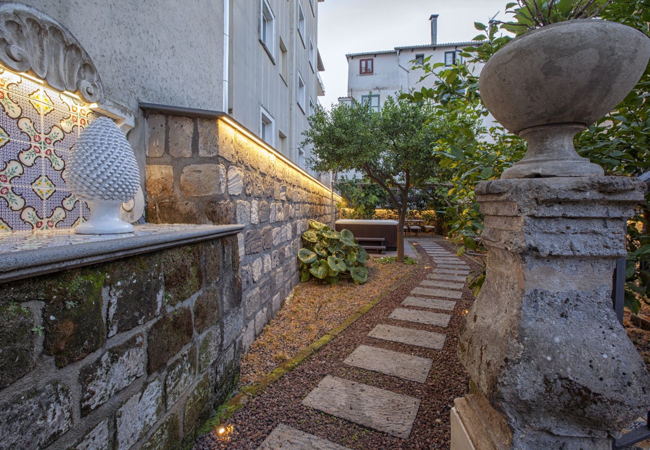 Appartamento a Sorrento - AMORE RENTALS - Appartamento Terrazza Tasso con Giardino privato e Vasca Idromassaggio in Piazza Tasso