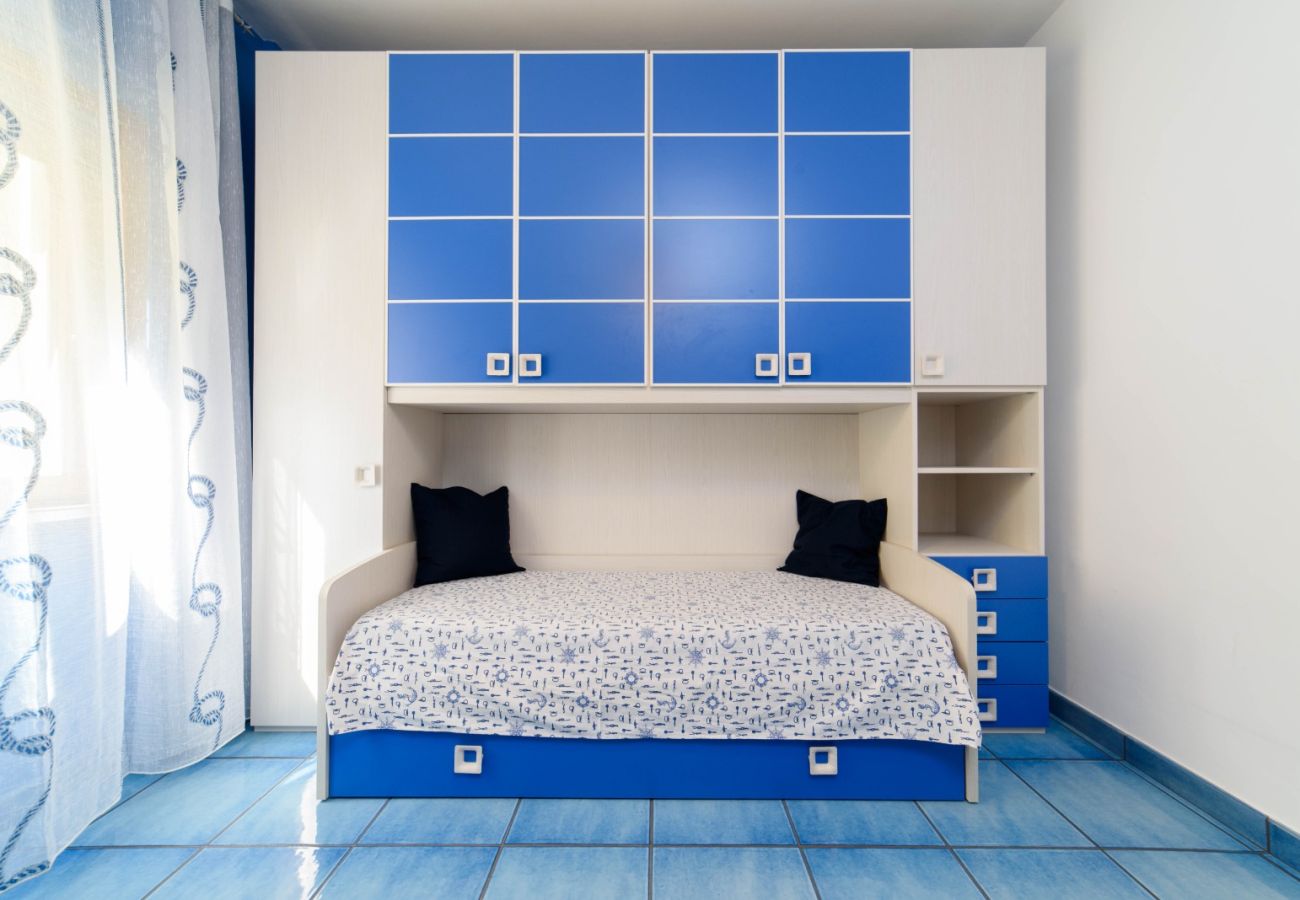 Appartamento a Sorrento - AMORE RENTALS - Appartamento Sally con Terrazza e Vista Mare Parziale
