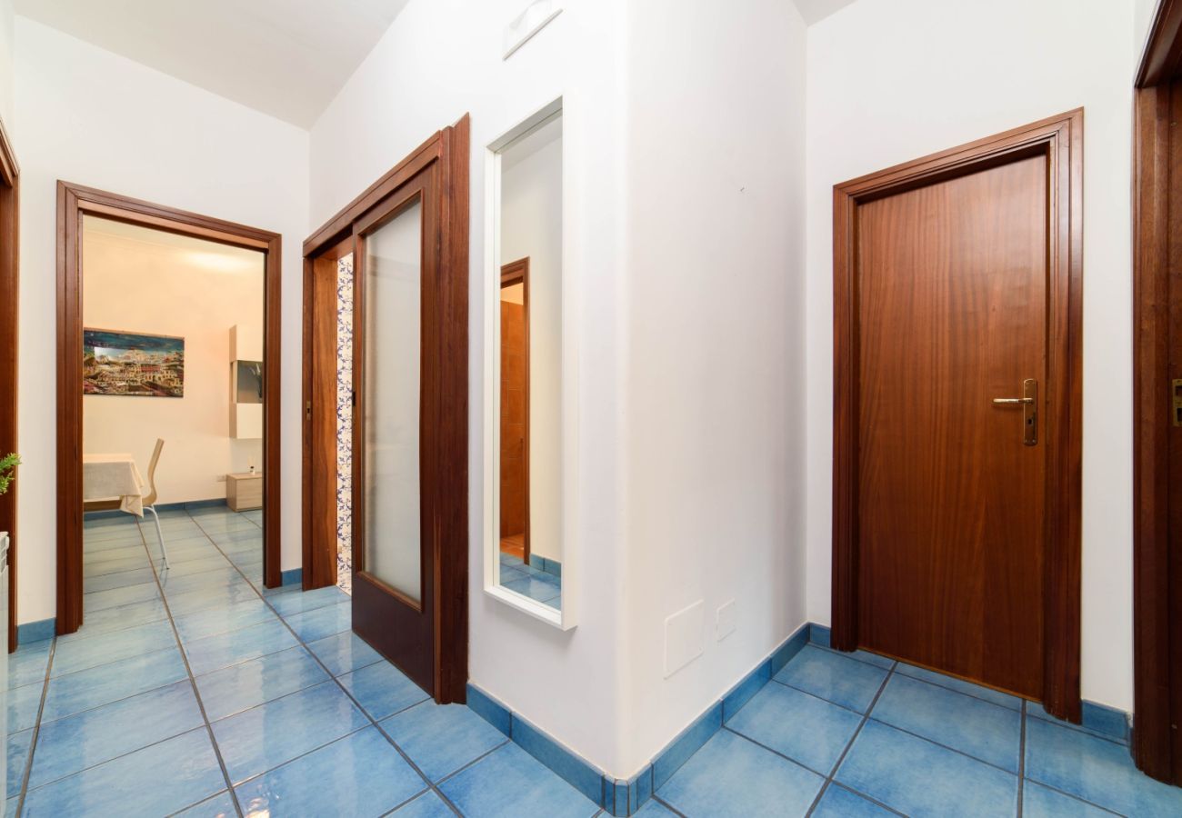 Appartamento a Sorrento - AMORE RENTALS - Appartamento Sally con Terrazza e Vista Mare Parziale