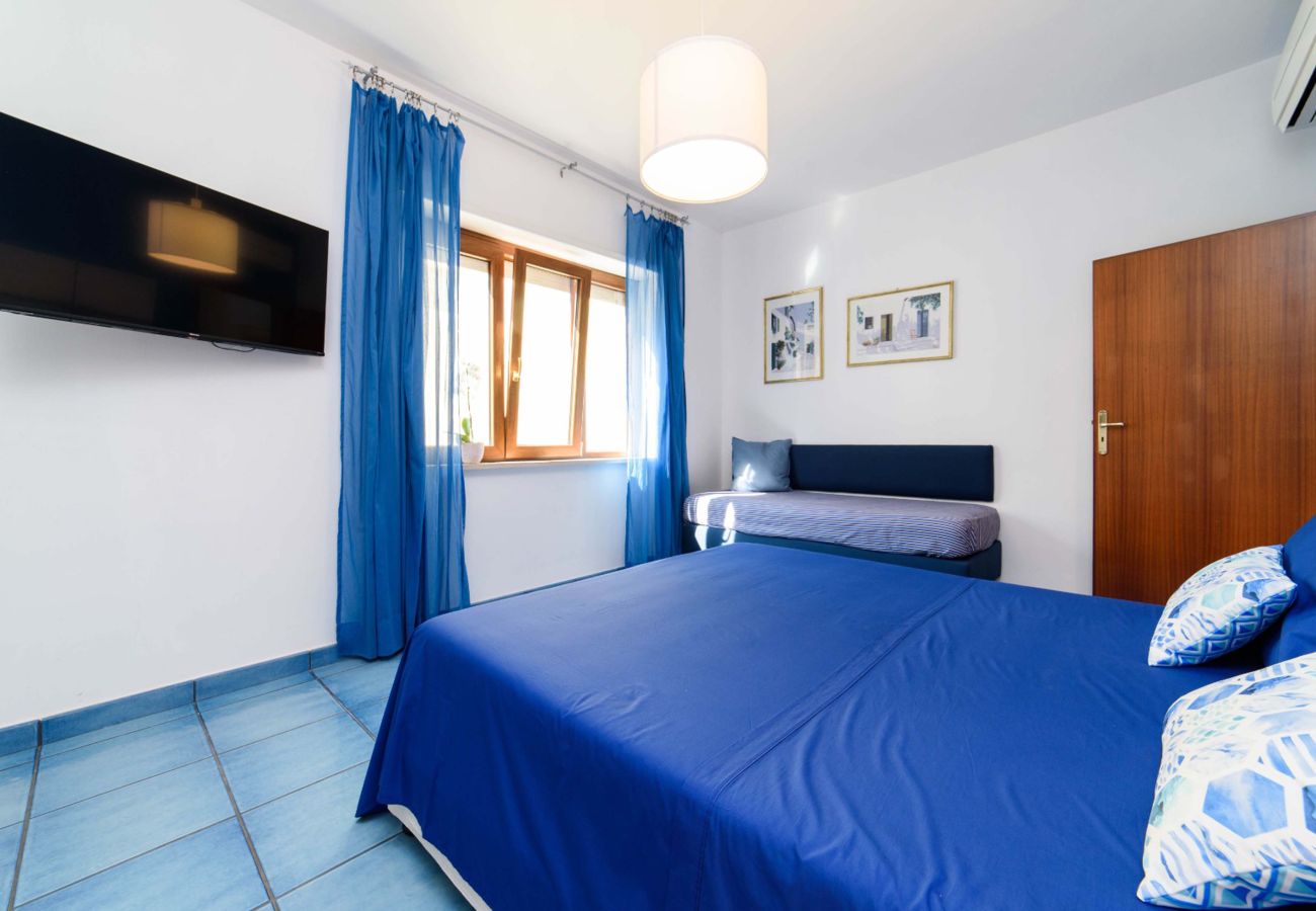 Appartamento a Sorrento - AMORE RENTALS - Appartamento Sally con Terrazza e Vista Mare Parziale
