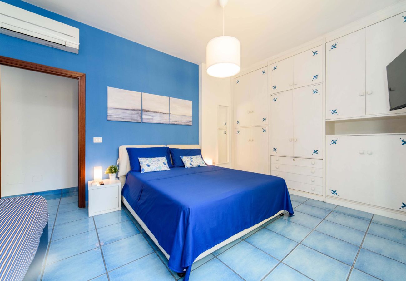 Appartamento a Sorrento - AMORE RENTALS - Appartamento Sally con Terrazza e Vista Mare Parziale