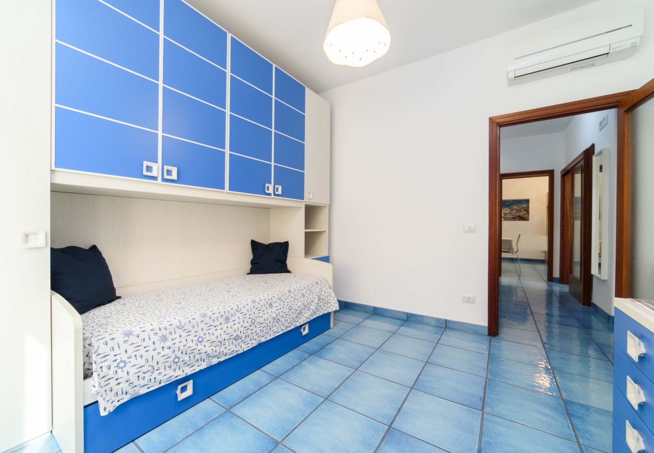 Appartamento a Sorrento - AMORE RENTALS - Appartamento Sally con Terrazza e Vista Mare Parziale