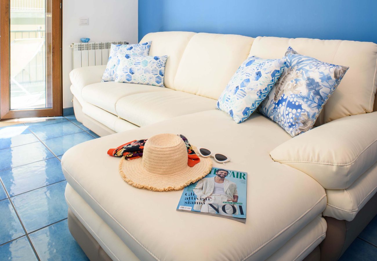 Appartamento a Sorrento - AMORE RENTALS - Appartamento Sally con Terrazza e Vista Mare Parziale