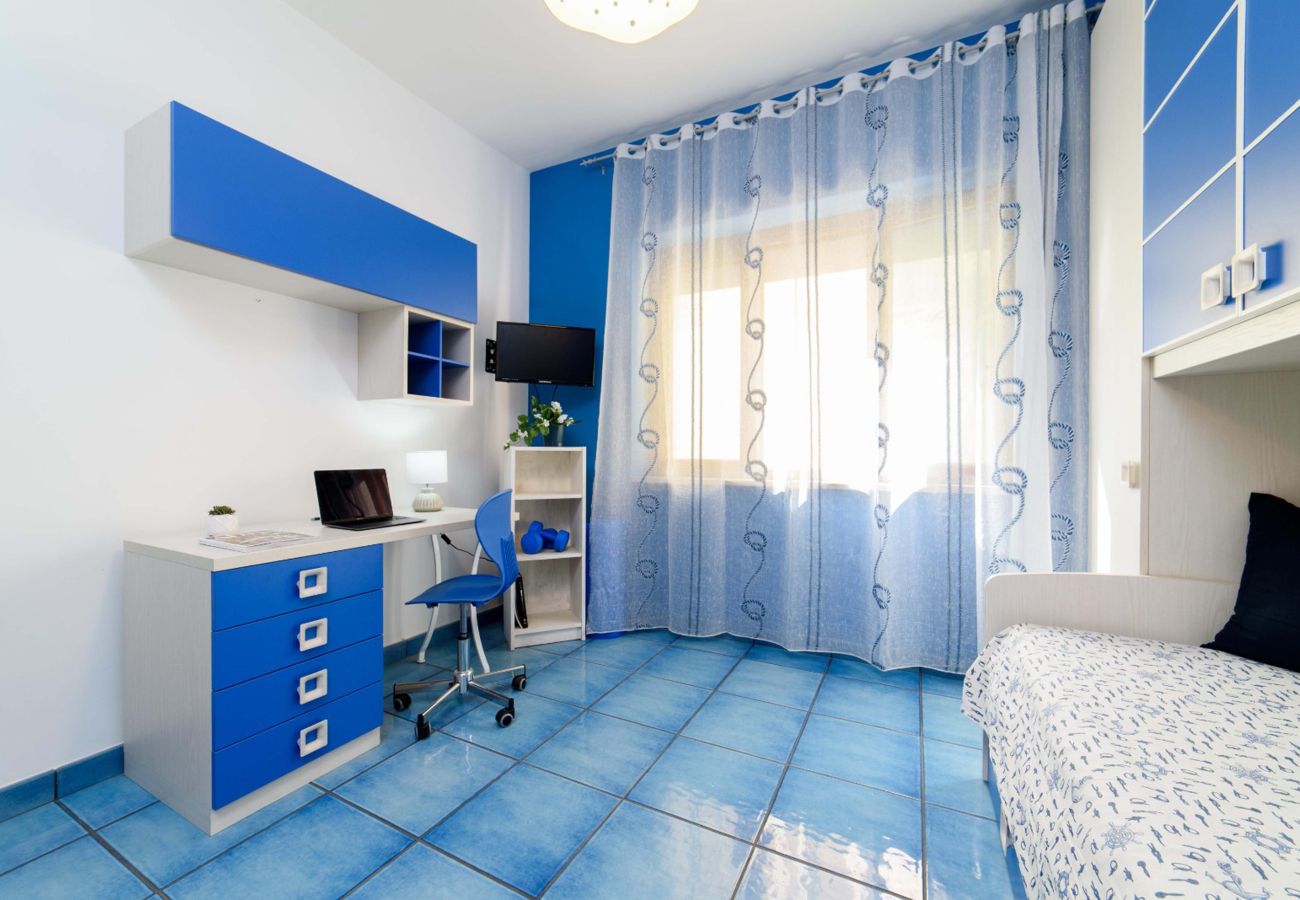 Appartamento a Sorrento - AMORE RENTALS - Appartamento Sally con Terrazza e Vista Mare Parziale
