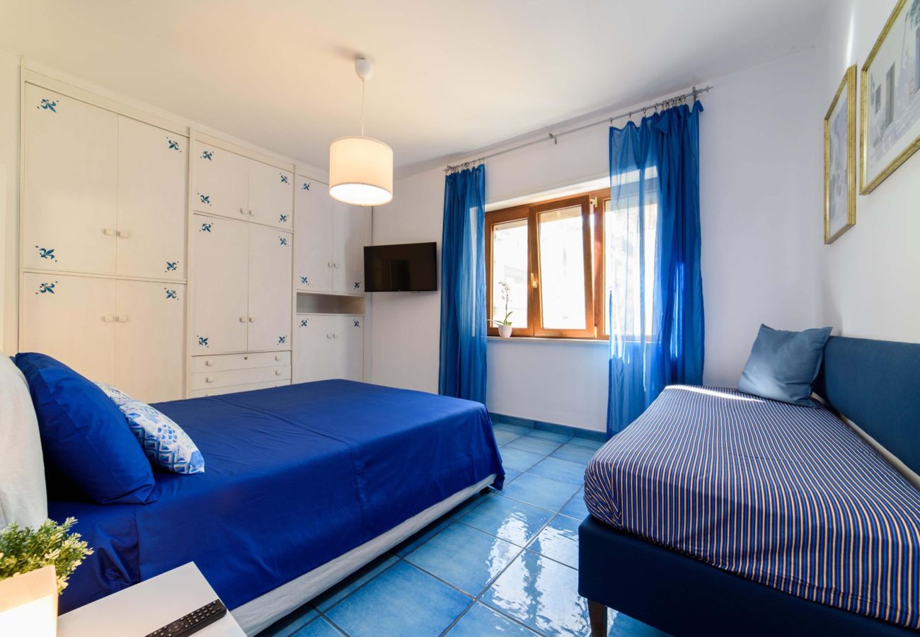 Appartamento a Sorrento - AMORE RENTALS - Appartamento Sally con Terrazza e Vista Mare Parziale