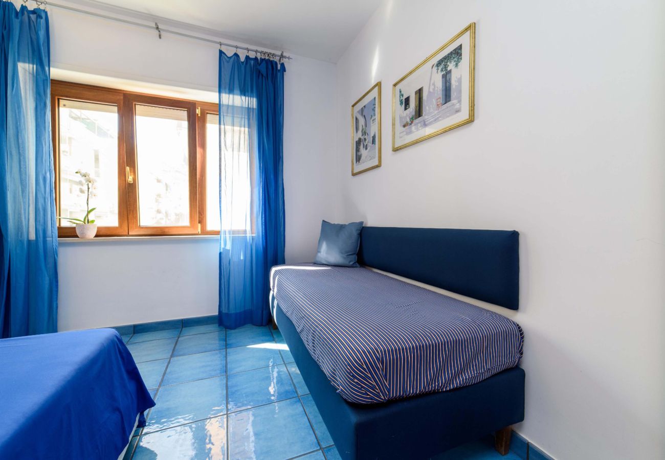 Appartamento a Sorrento - AMORE RENTALS - Appartamento Sally con Terrazza e Vista Mare Parziale