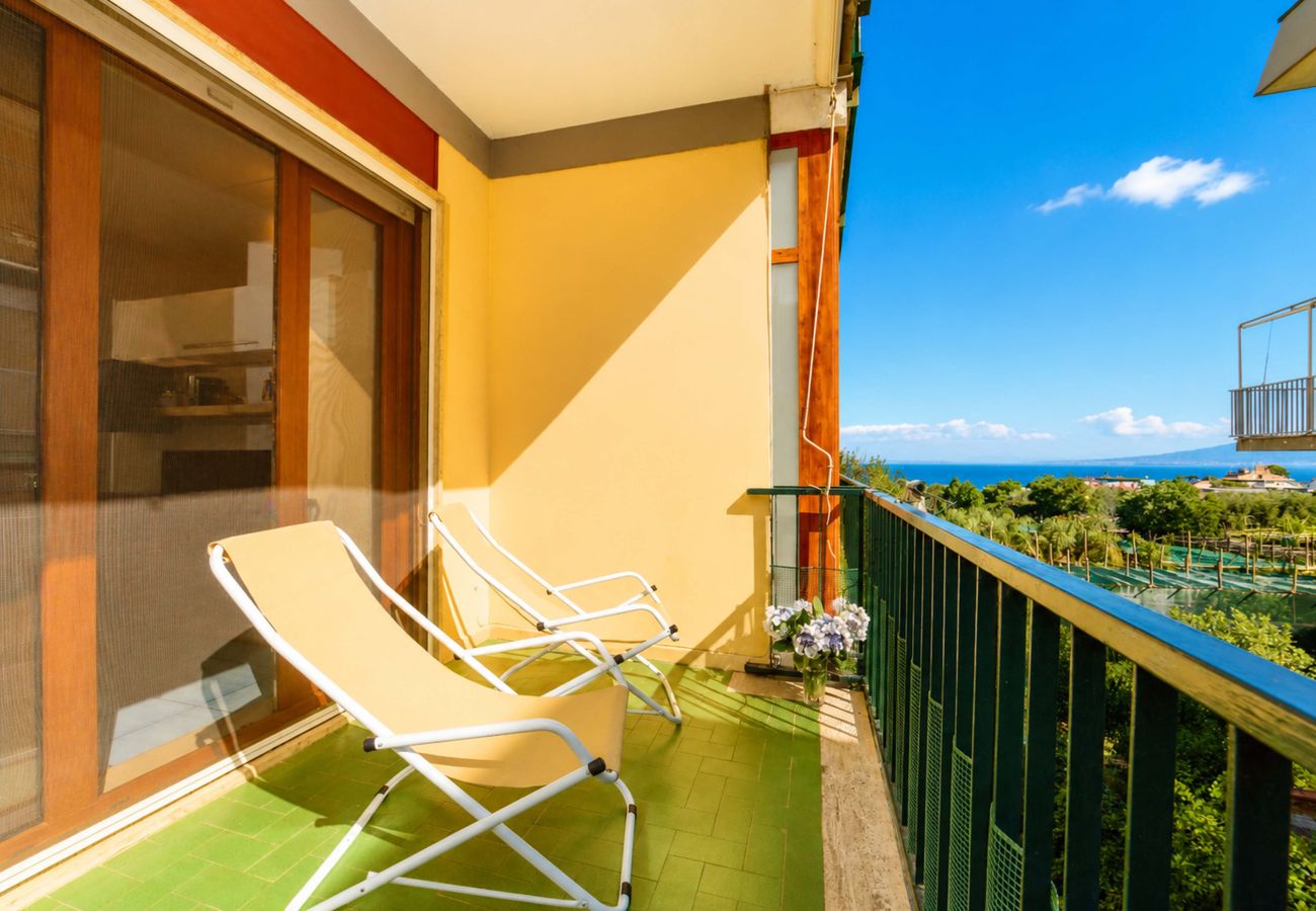 Appartamento a Sorrento - AMORE RENTALS - Appartamento Sally con Terrazza e Vista Mare Parziale