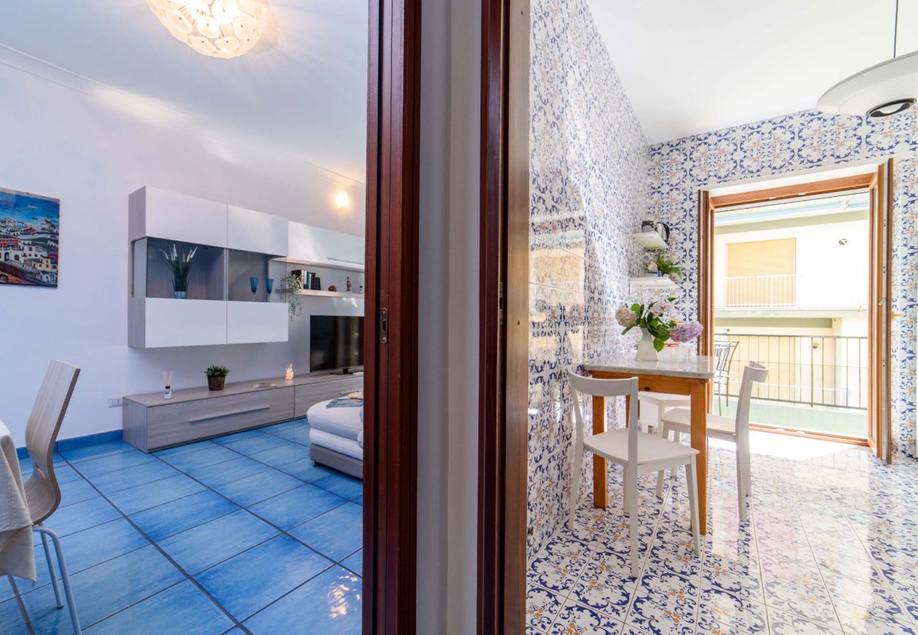 Appartamento a Sorrento - AMORE RENTALS - Appartamento Sally con Terrazza e Vista Mare Parziale