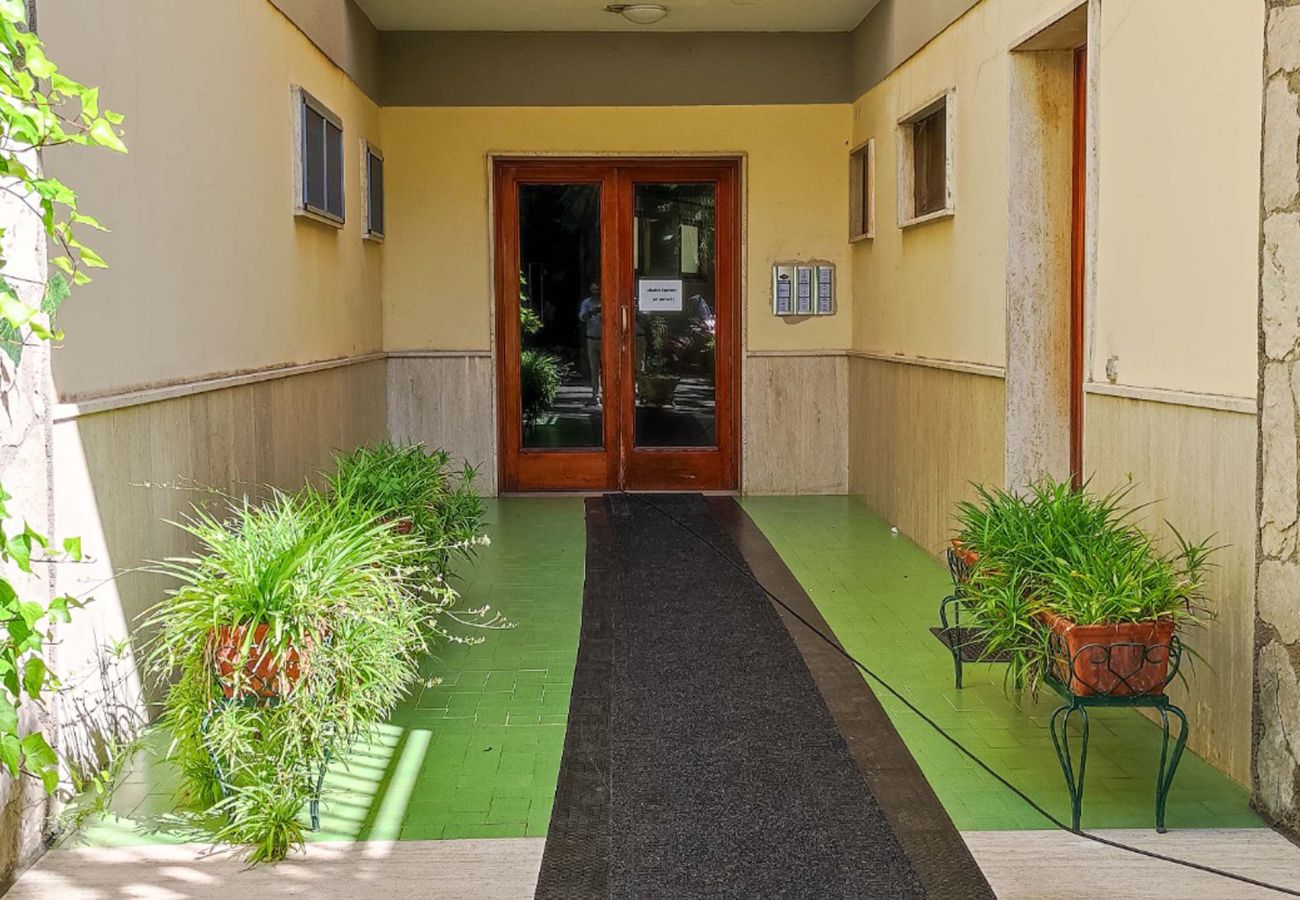 Appartamento a Sorrento - AMORE RENTALS - Appartamento Sally con Terrazza e Vista Mare Parziale