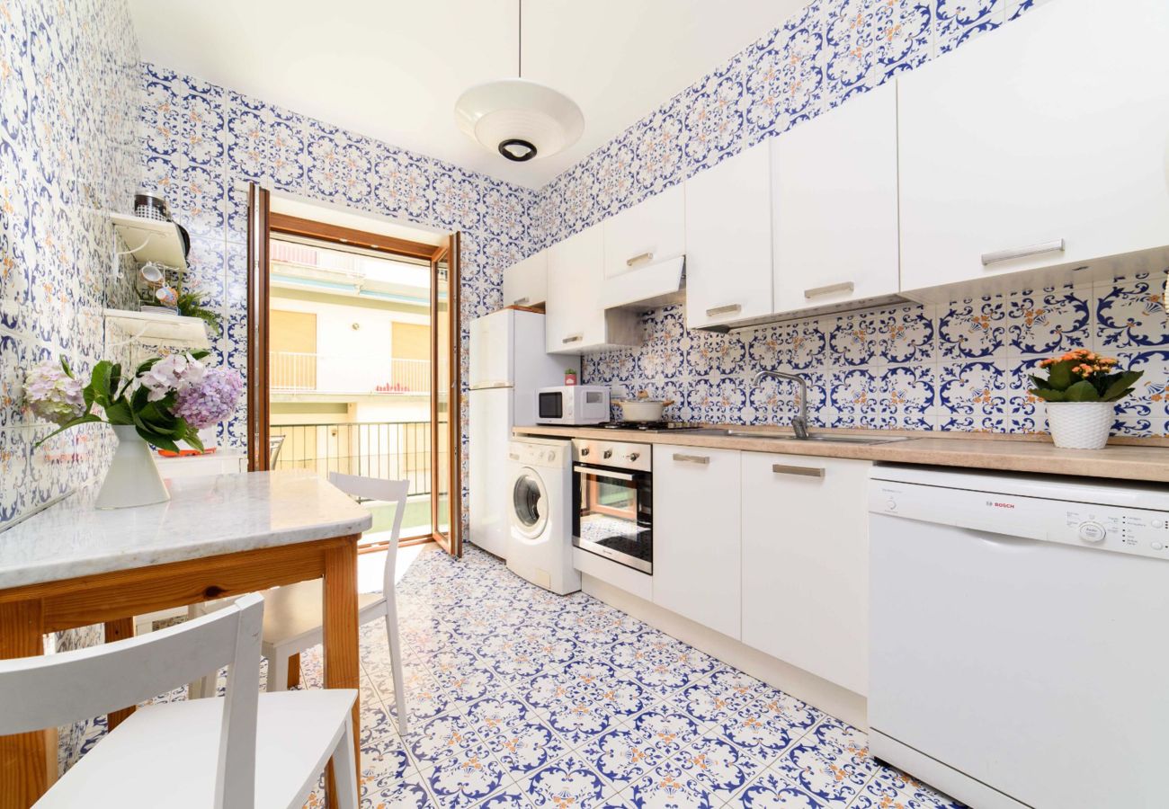 Appartamento a Sorrento - AMORE RENTALS - Appartamento Sally con Terrazza e Vista Mare Parziale