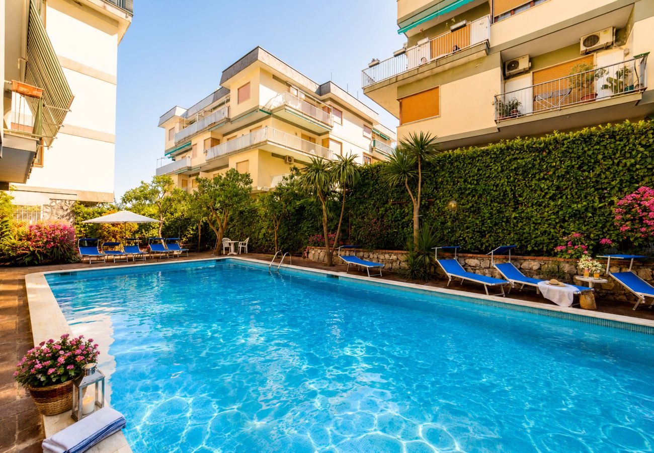 Appartamento a Sorrento - AMORE RENTALS - Appartamento Sally con Terrazza e Vista Mare Parziale