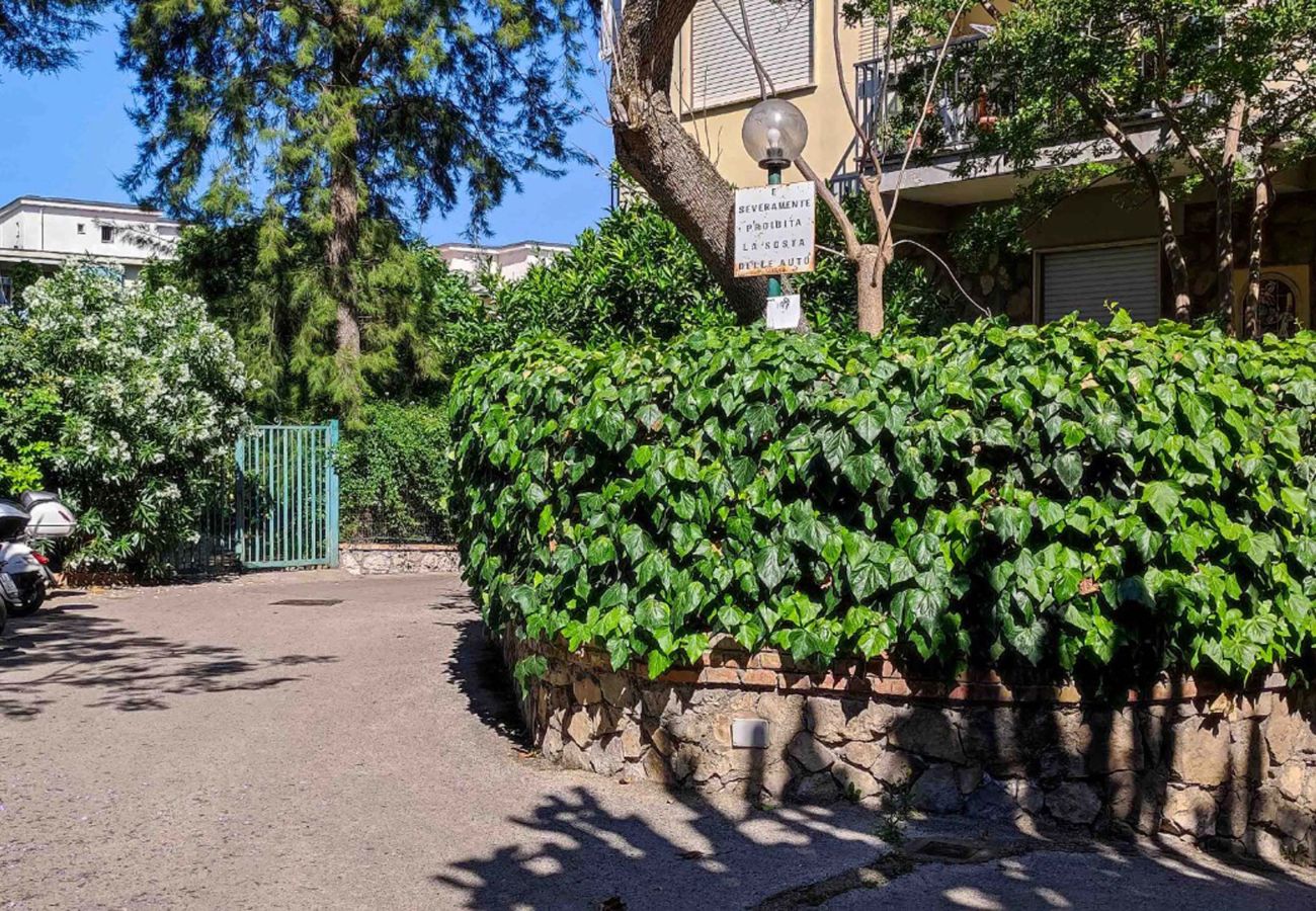 Appartamento a Sorrento - AMORE RENTALS - Appartamento Sally con Terrazza e Vista Mare Parziale