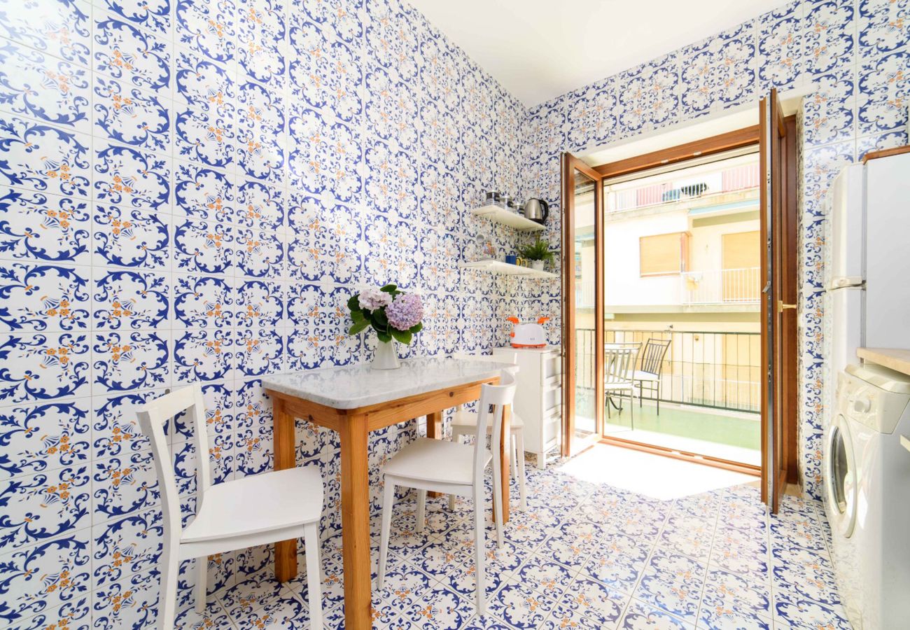 Appartamento a Sorrento - AMORE RENTALS - Appartamento Sally con Terrazza e Vista Mare Parziale