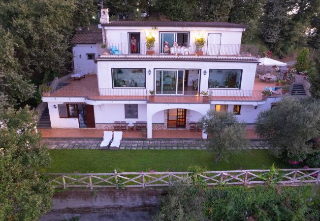 Villa a Sorrento - AMORE RENTALS - Villa Savoia con Vista Mare e Giardino
