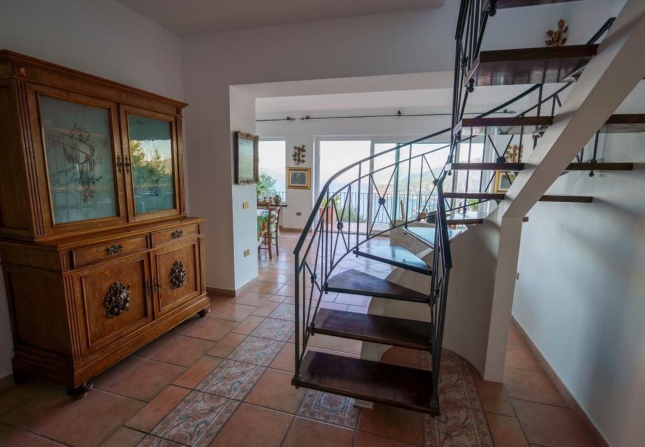 Villa a Sorrento - AMORE RENTALS - Villa Savoia con Vista Mare e Giardino