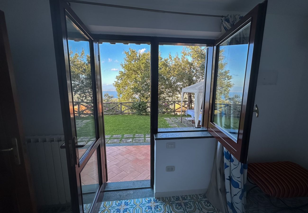 Villa a Sorrento - AMORE RENTALS - Villa Savoia con Vista Mare e Giardino