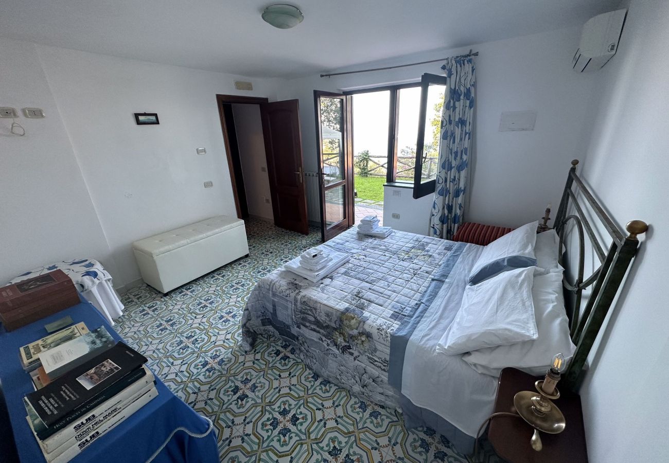 Villa a Sorrento - AMORE RENTALS - Villa Savoia con Vista Mare e Giardino