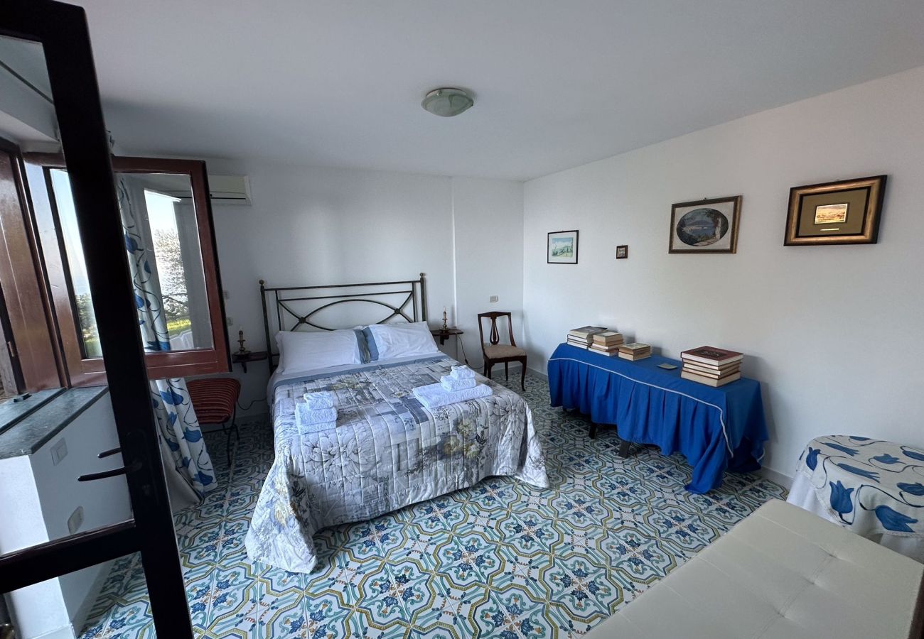 Villa a Sorrento - AMORE RENTALS - Villa Savoia con Vista Mare e Giardino