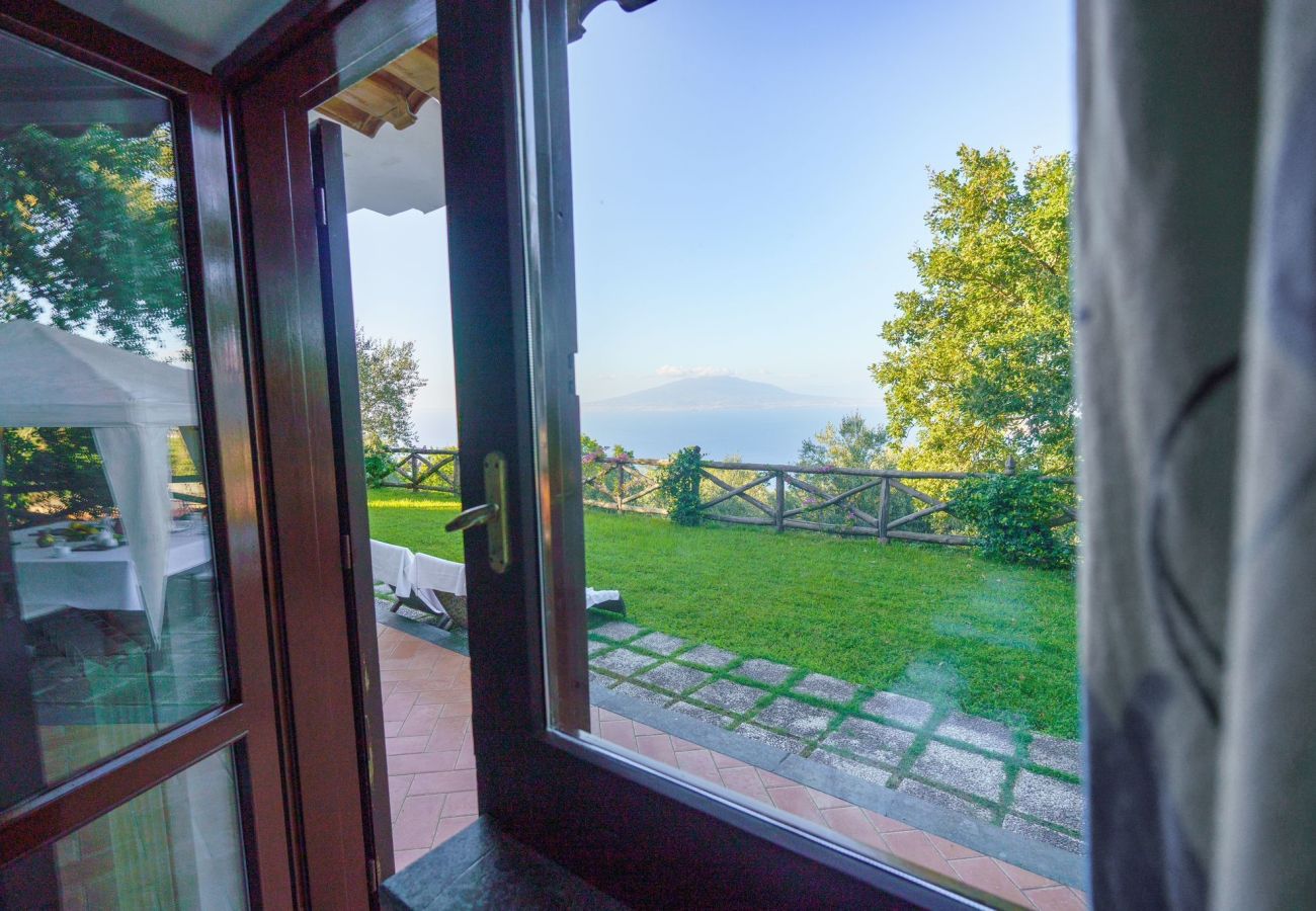 Villa a Sorrento - AMORE RENTALS - Villa Savoia con Vista Mare e Giardino