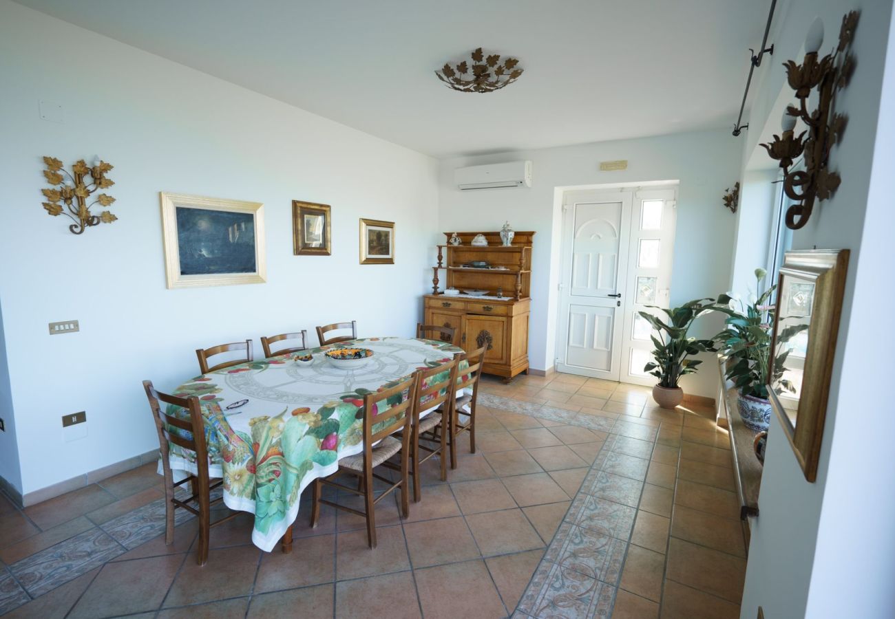Villa a Sorrento - AMORE RENTALS - Villa Savoia con Vista Mare e Giardino