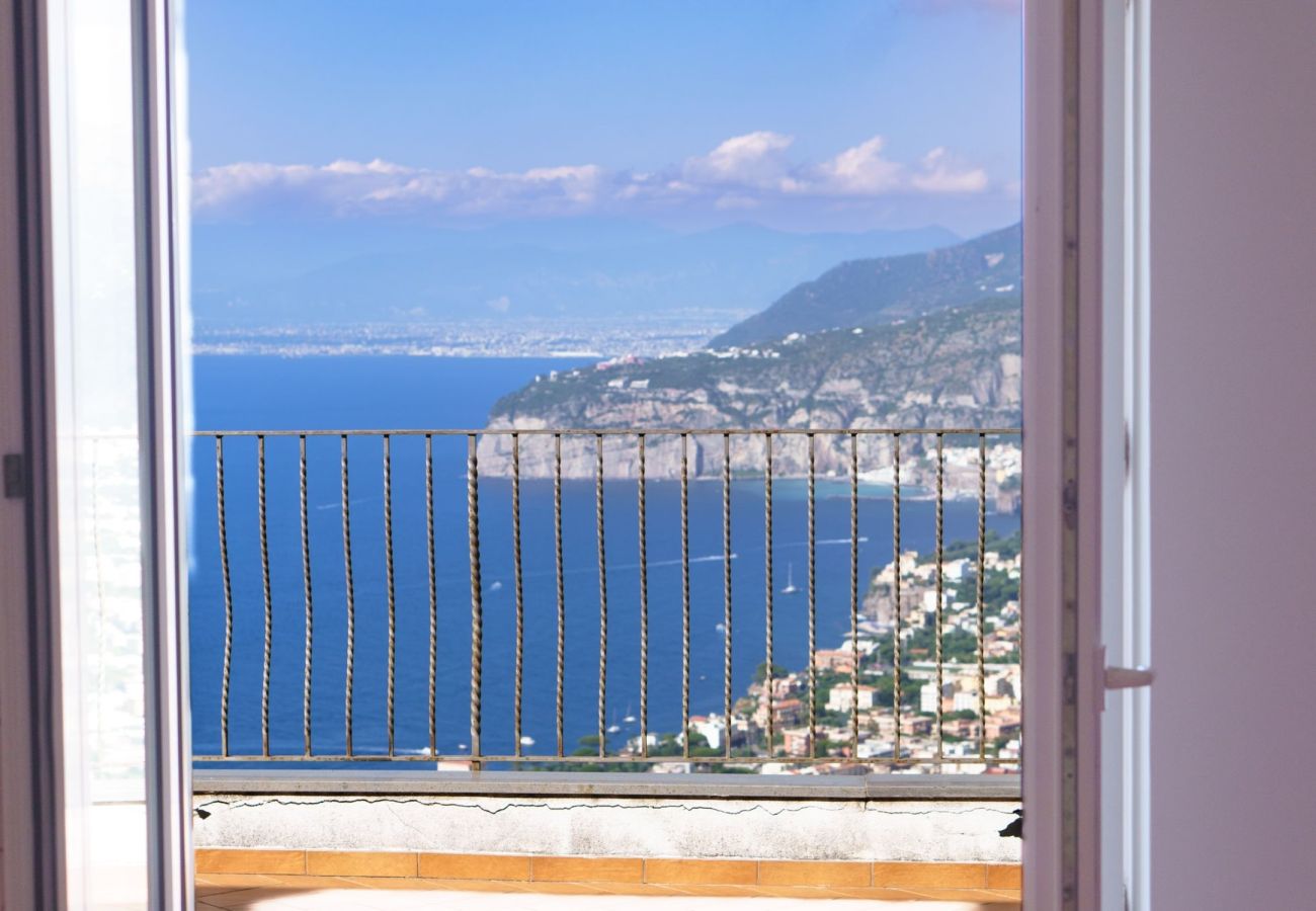 Villa a Sorrento - AMORE RENTALS - Villa Savoia con Vista Mare e Giardino