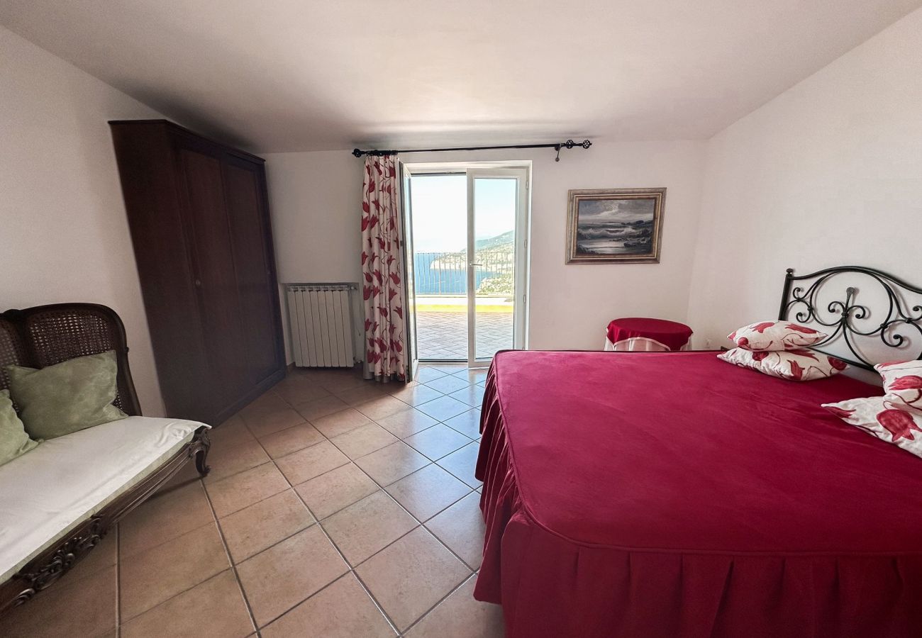 Villa a Sorrento - AMORE RENTALS - Villa Savoia con Vista Mare e Giardino