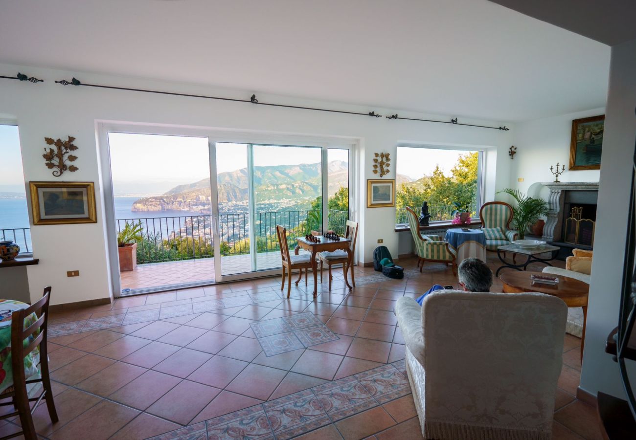 Villa a Sorrento - AMORE RENTALS - Villa Savoia con Vista Mare e Giardino