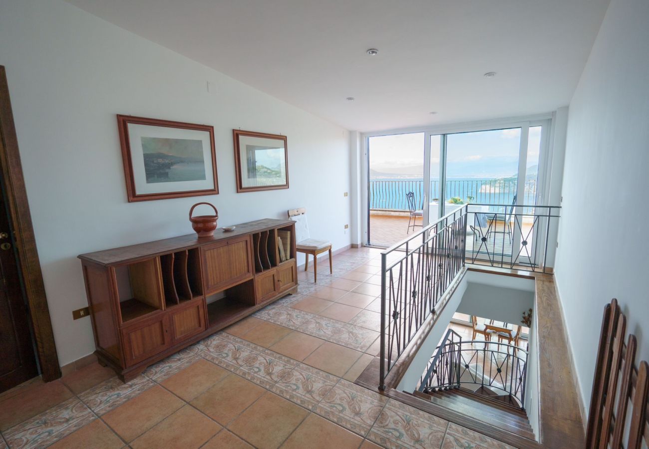 Villa a Sorrento - AMORE RENTALS - Villa Savoia con Vista Mare e Giardino
