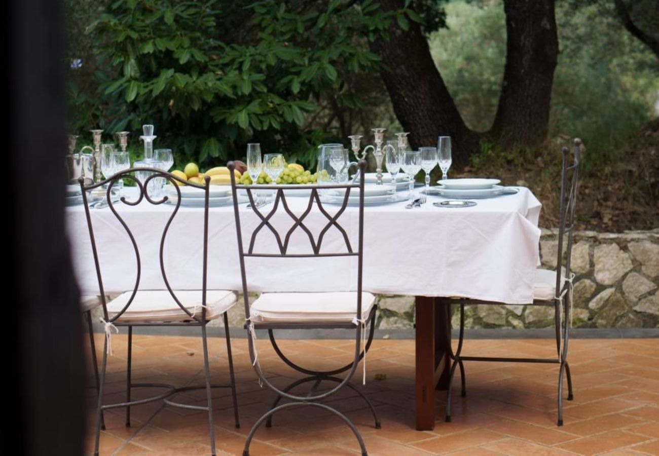 Villa a Sorrento - AMORE RENTALS - Villa Savoia con Vista Mare e Giardino