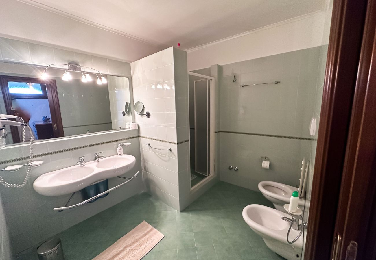 Villa a Sorrento - AMORE RENTALS - Villa Savoia con Vista Mare e Giardino