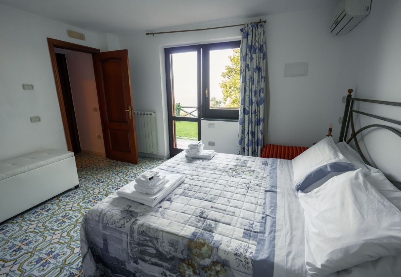 Villa a Sorrento - AMORE RENTALS - Villa Savoia con Vista Mare e Giardino