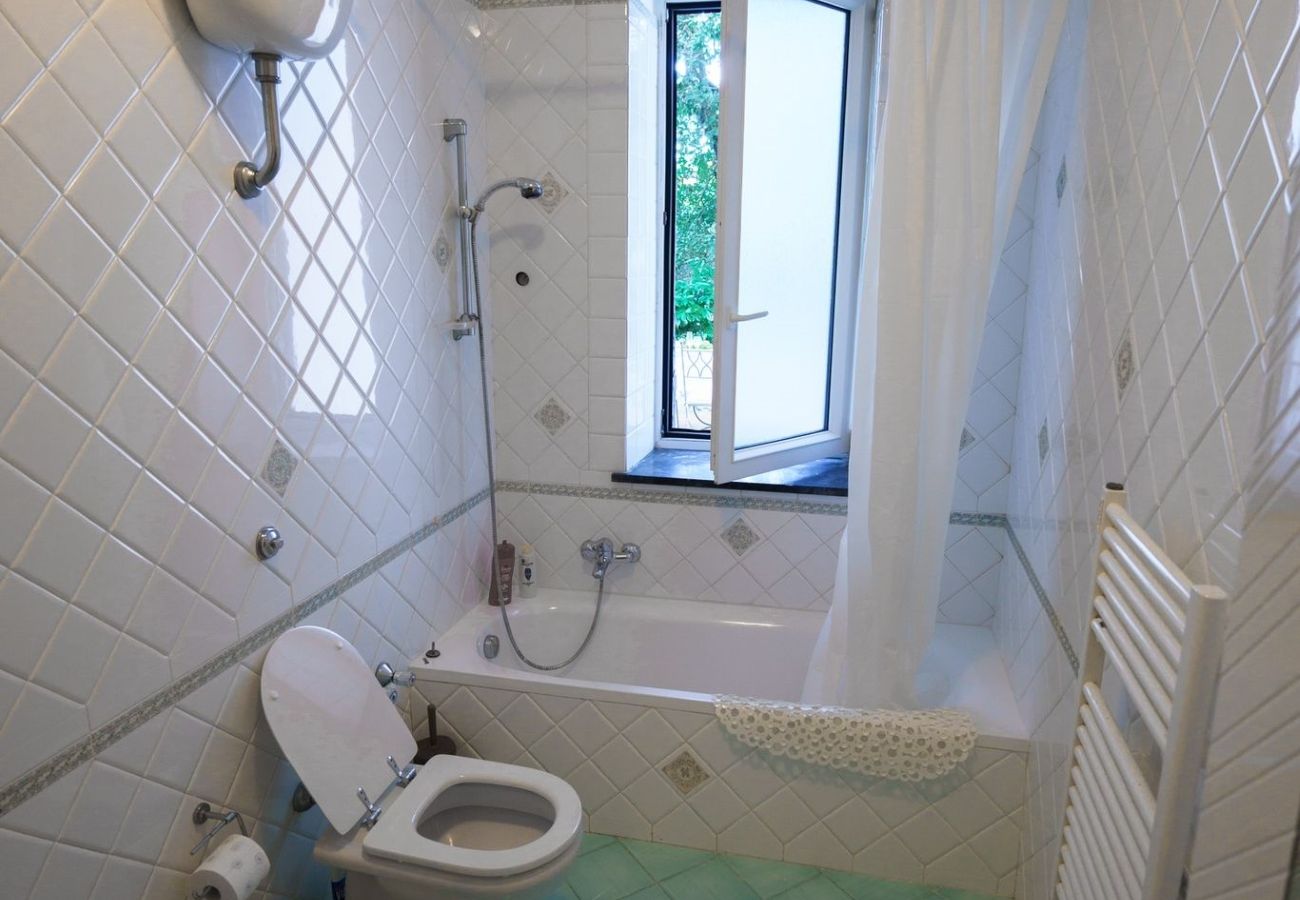 Villa a Sorrento - AMORE RENTALS - Villa Savoia con Vista Mare e Giardino