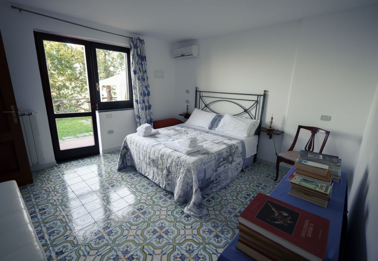Villa a Sorrento - AMORE RENTALS - Villa Savoia con Vista Mare e Giardino