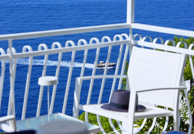 Villa a Massa Lubrense - AMORE RENTALS - Villa Domus Franca con Piscina Condivisa sul Mare Villa a Massa Lubrense - AMORE RENTALS - Villa Domus Franca con Piscina Condivisa sul Mare