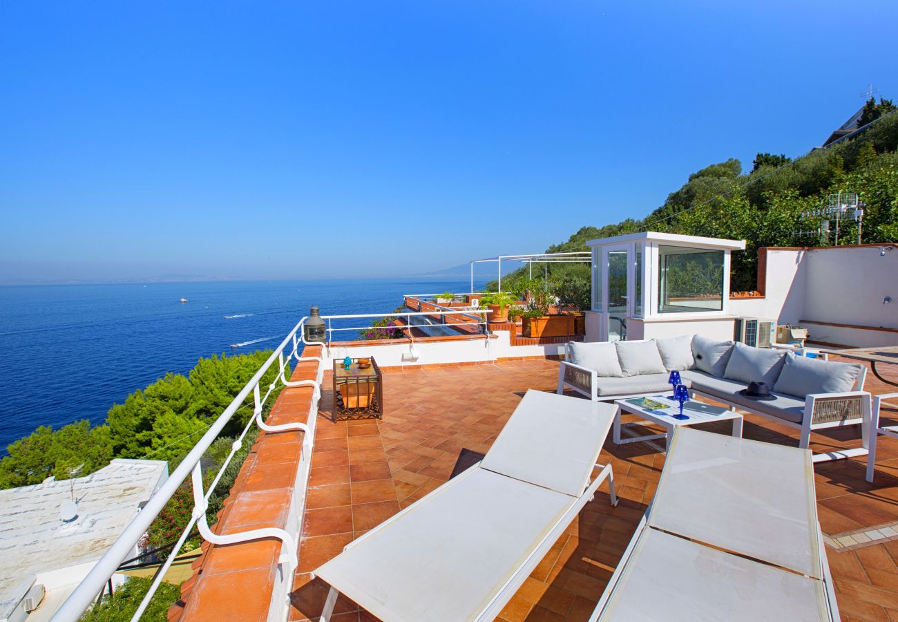 Villa a Massa Lubrense - AMORE RENTALS - Villa Domus Franca con Piscina Condivisa sul Mare