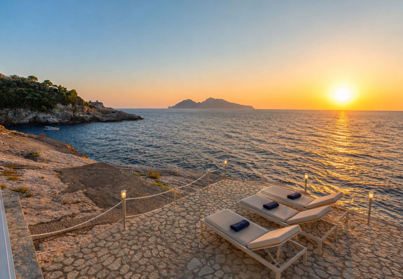 Villa a Massa Lubrense - AMORE RENTALS - Villa Domus Franca con Piscina Condivisa sul Mare