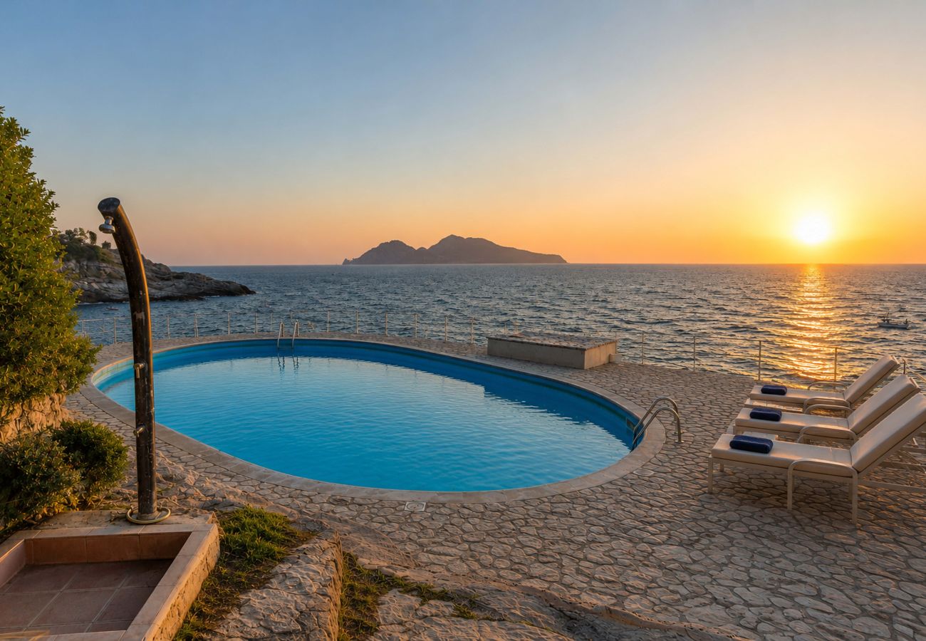 Villa a Massa Lubrense - AMORE RENTALS - Villa Domus Franca con Piscina Condivisa sul Mare