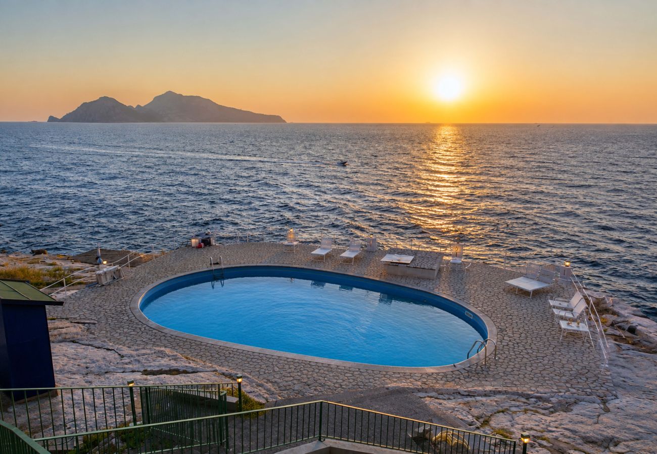 Villa a Massa Lubrense - AMORE RENTALS - Villa Domus Franca con Piscina Condivisa sul Mare