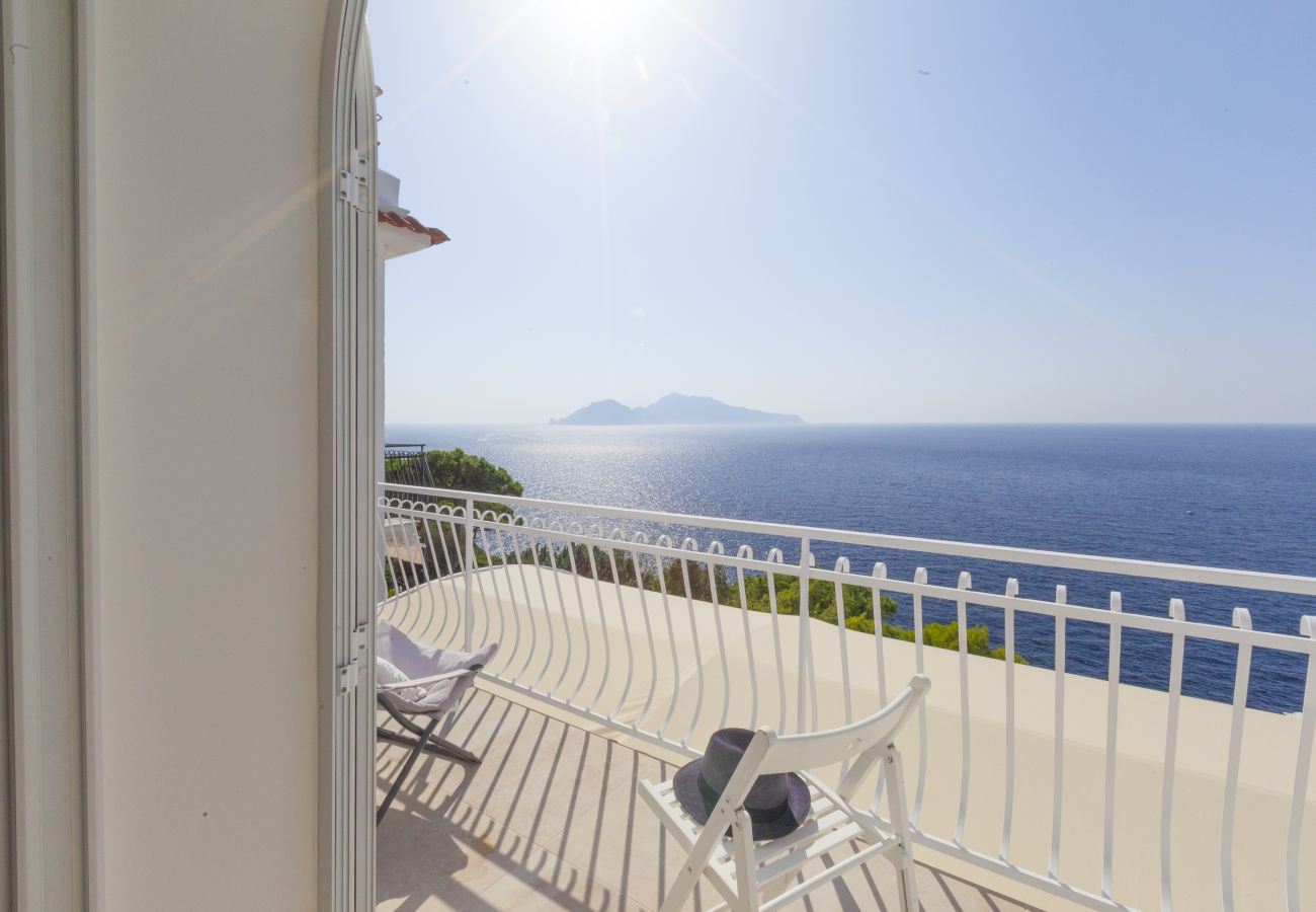Villa a Massa Lubrense - AMORE RENTALS - Villa Domus Franca con Piscina Condivisa sul Mare