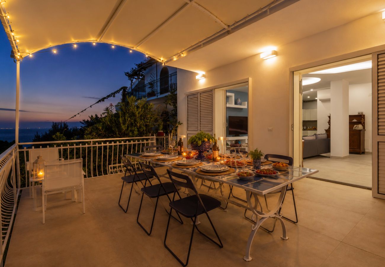 Villa a Massa Lubrense - AMORE RENTALS - Villa Domus Franca con Piscina Condivisa sul Mare