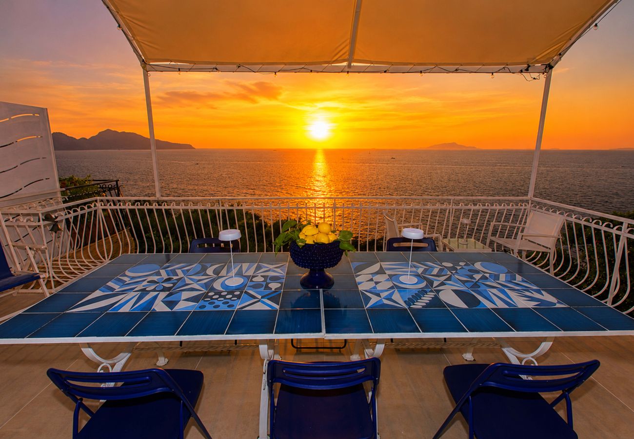 Villa a Massa Lubrense - AMORE RENTALS - Villa Domus Franca con Piscina Condivisa sul Mare