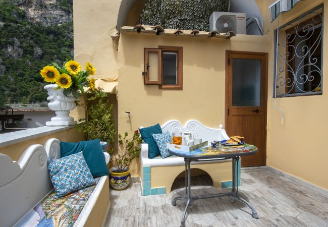 Casa a Positano - AMORE RENTALS - Residence Barbera con Terrazza e Aria Condizionata