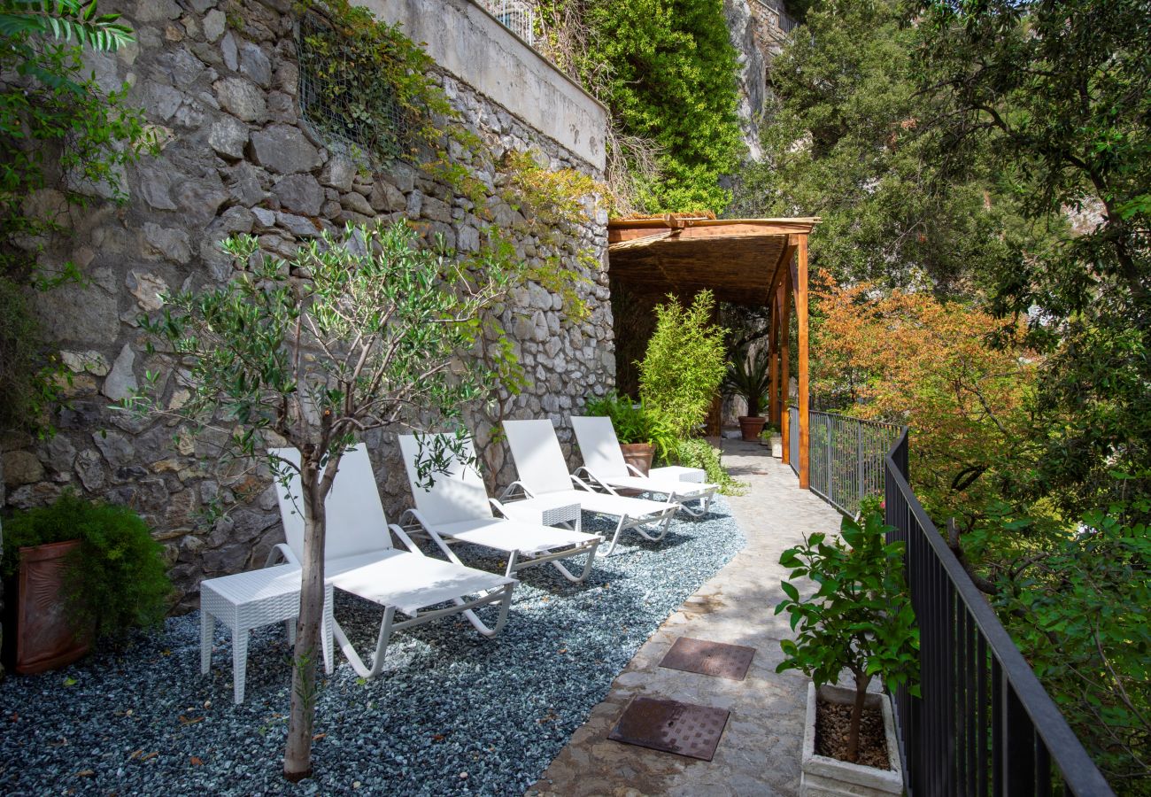 Villa a Positano - AMORE RENTALS - Villa Elio con Vista Mare, Piscina Riscaldata e Parcheggio