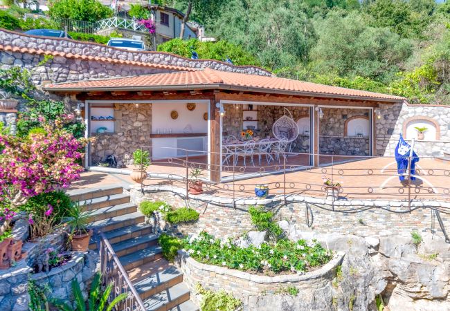 Villa a Sorrento - AMORE RENTALS - Villa Grazielluccia con Vista Mare e Piscina