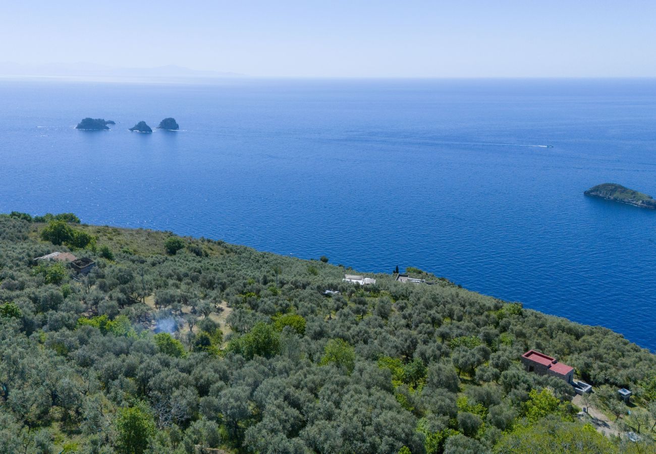 Villa a Massa Lubrense - AMORE RENTALS - Villa Ambra con Vasca Idromassaggio, Giardino e Vista Mare